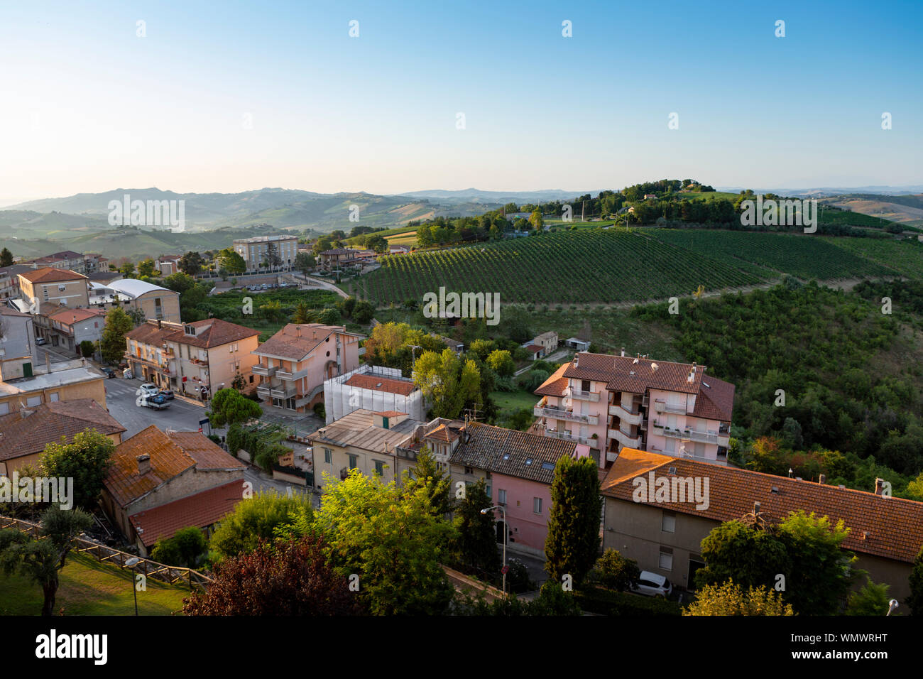 Blick auf die Häuser, Weinberge und Hügel der historischen italienischen Dorf Cossignano in der Provinz von Ascoli Piceno in der Region Marche. Stockfoto