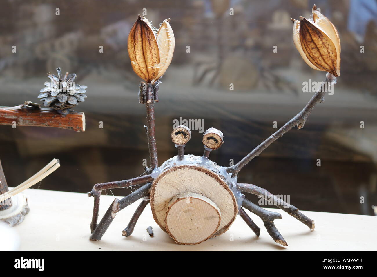 Krabbenfigur aus Zweigen, Holz und Krallen aus Schalen Stockfoto