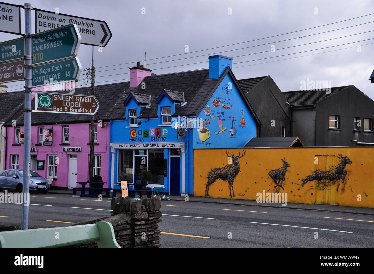 Bunt bemalten Häuser im Dorf Sneem auf der Iveragh Halbinsel im County Kerry in der Republik Irland Stockfoto