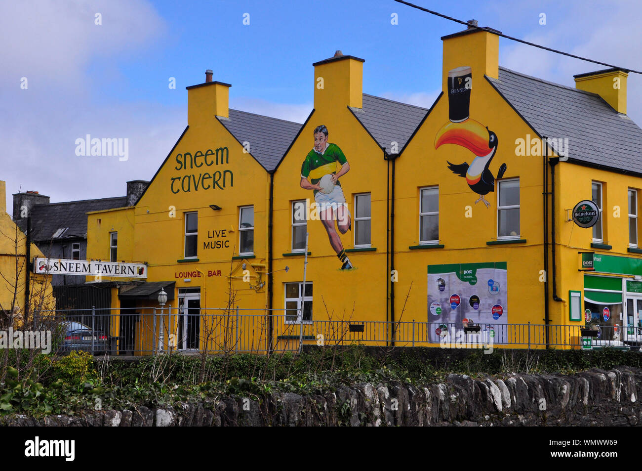 Hell gestrichenen Taverne im Dorf Sneem auf der Iveragh Halbinsel, County Kerry in Irland Stockfoto
