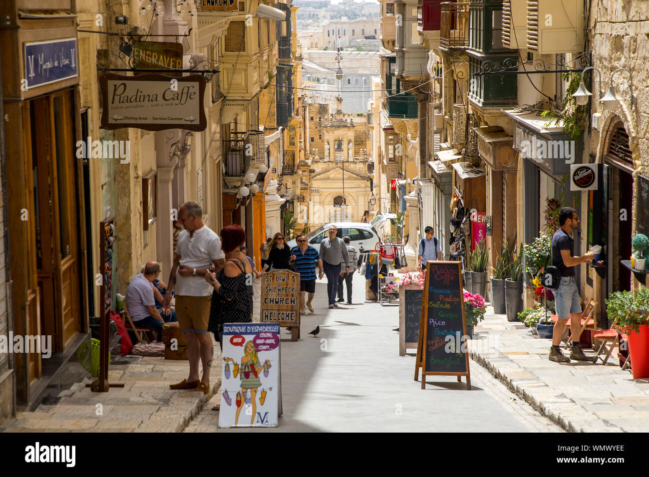 Malta, Valetta, elektrischen Taxis in der Altstadt, ein Café auf lucias's Street, Stockfoto