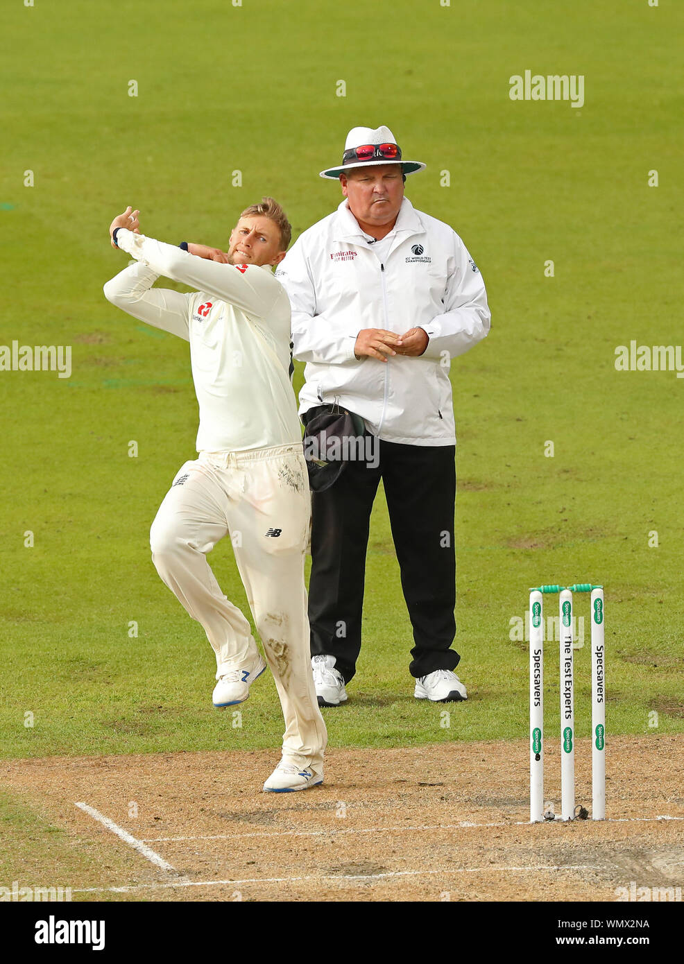 MANCHESTER, England. 05. SEPTEMBER 2019: Joe Root von England Bowling in Tag zwei des 4. Specsavers Asche Test übereinstimmen, in Old Trafford Cricket Ground, Manchester, England. Credit: Cal Sport Media/Alamy leben Nachrichten Stockfoto