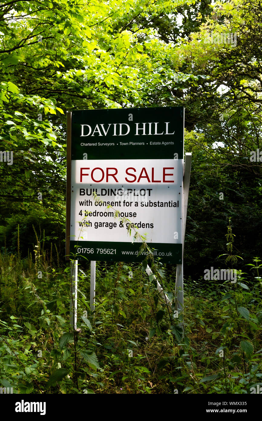 A für Verkauf Zeichen zeigt der Verkauf eines Grundstücks mit Baugenehmigung für den Bau eines Hauses. Stockfoto