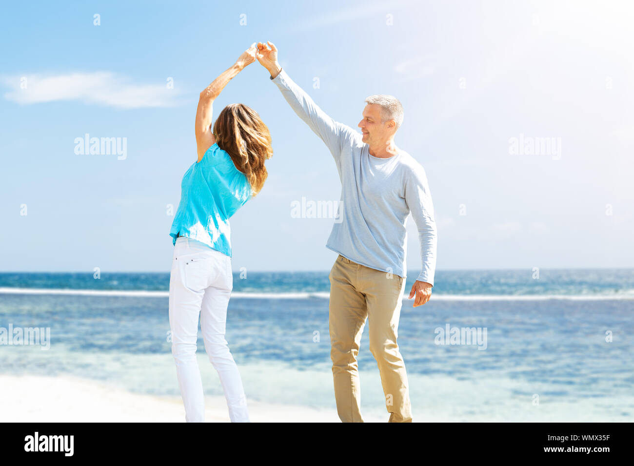 Portrait von Happy Reifes Paar tanzen Am Strand Stockfoto