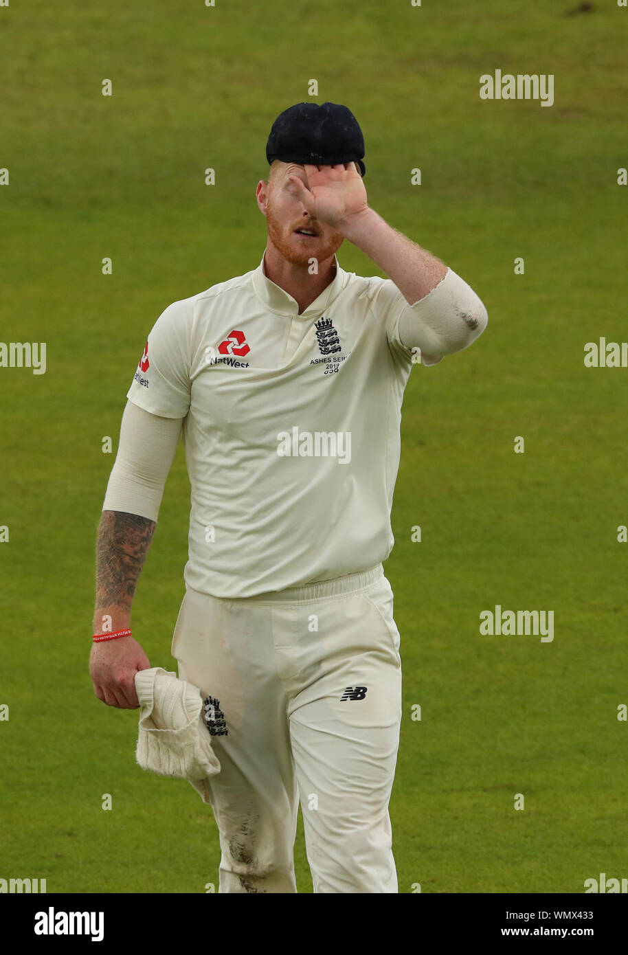 MANCHESTER, England. 05. SEPTEMBER 2019: Ben schürt von England geht weg für die Behandlung während der Tag zwei der 4 Specsavers Asche Test übereinstimmen, in Old Trafford Cricket Ground, Manchester, England. Credit: Cal Sport Media/Alamy leben Nachrichten Stockfoto
