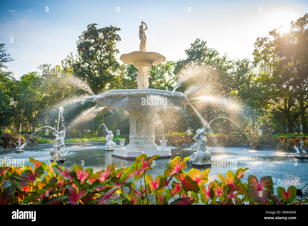 Malerische Summer View goldenes Sonnenlicht durch Spritzwasser von dem alten Brunnen shining (1858 erbaut) in Forsyth Park, Savannah, Georgia, USA Stockfoto