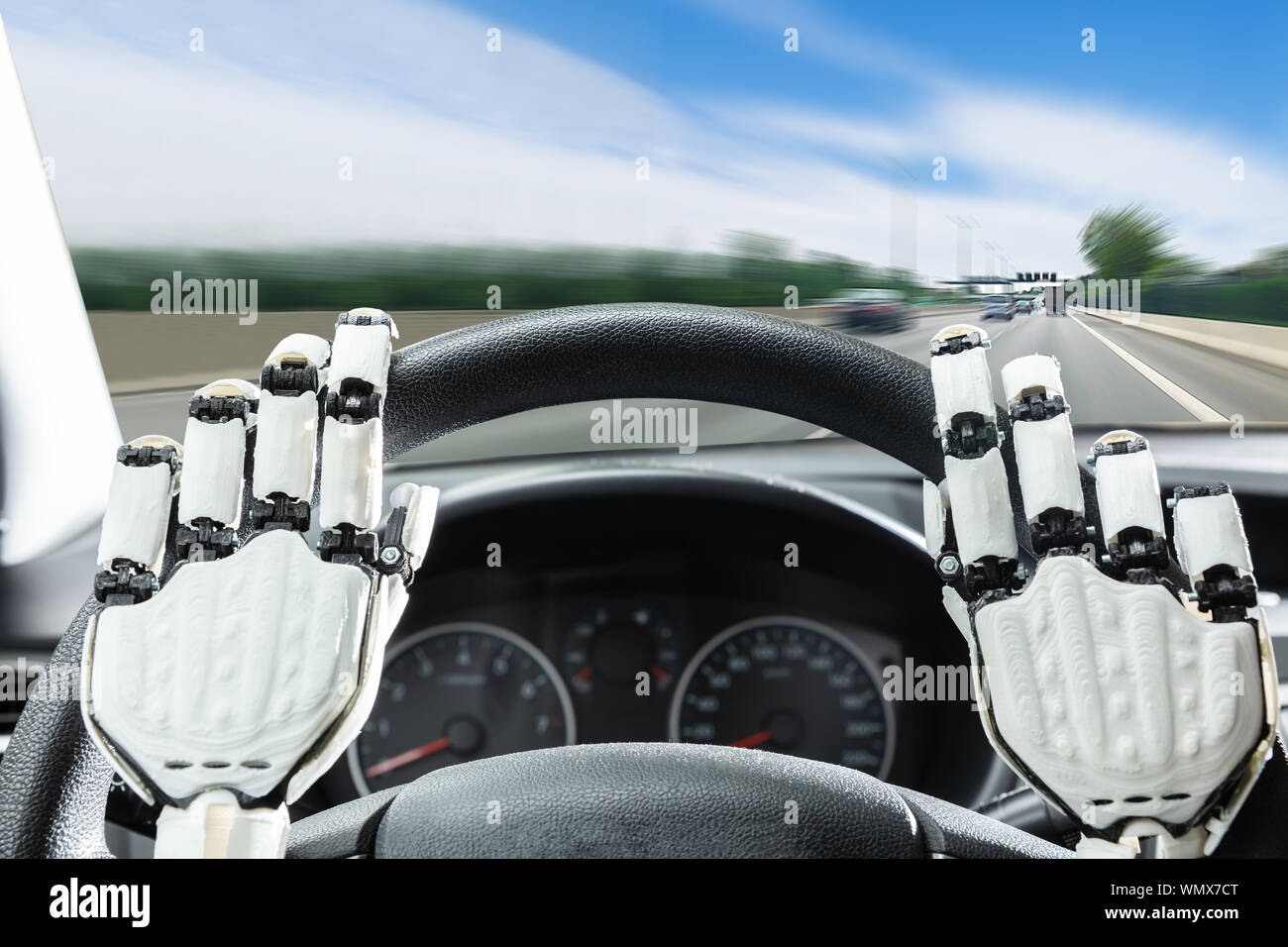 Nahaufnahme der Robotic Hand auf's Auto Lenkrad Stockfoto