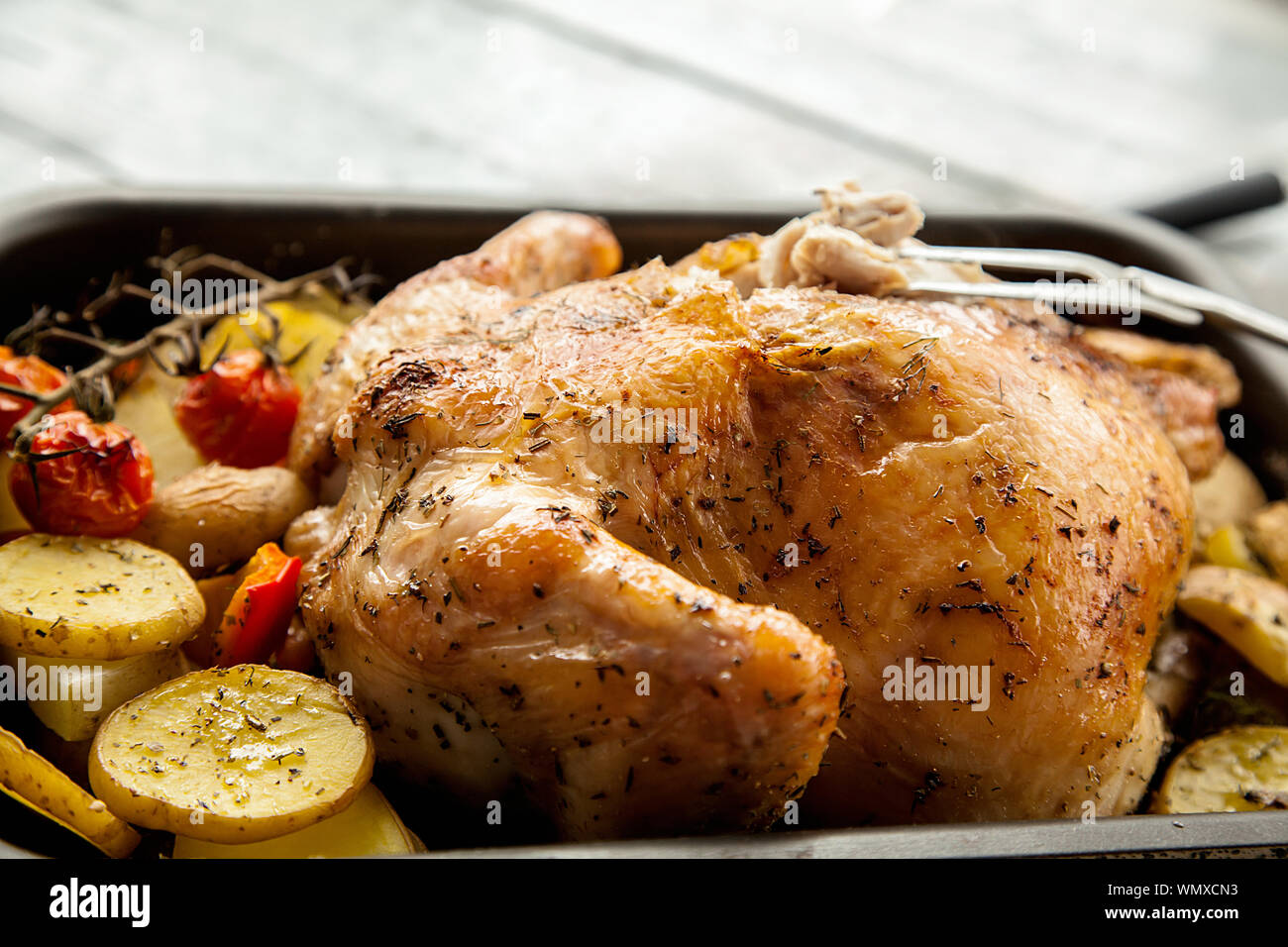 Der Prozess der Schneiden das fertige Gericht, gebraten, knusprig, lecker Huhn in Anteile für die Thanksgiving. Hautnah. Stockfoto