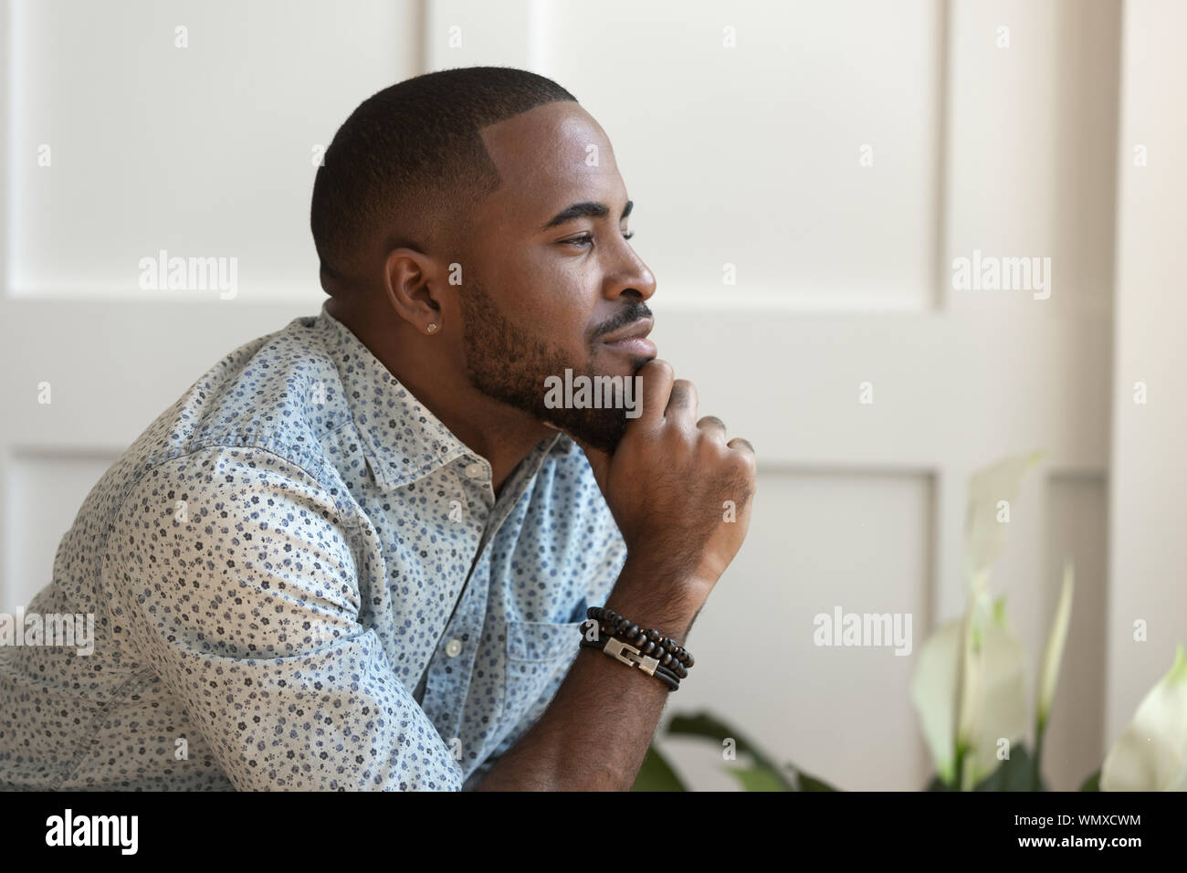 Close up Happy ruhige junge afrikanische amerikanische nachdenklicher Kerl. Stockfoto