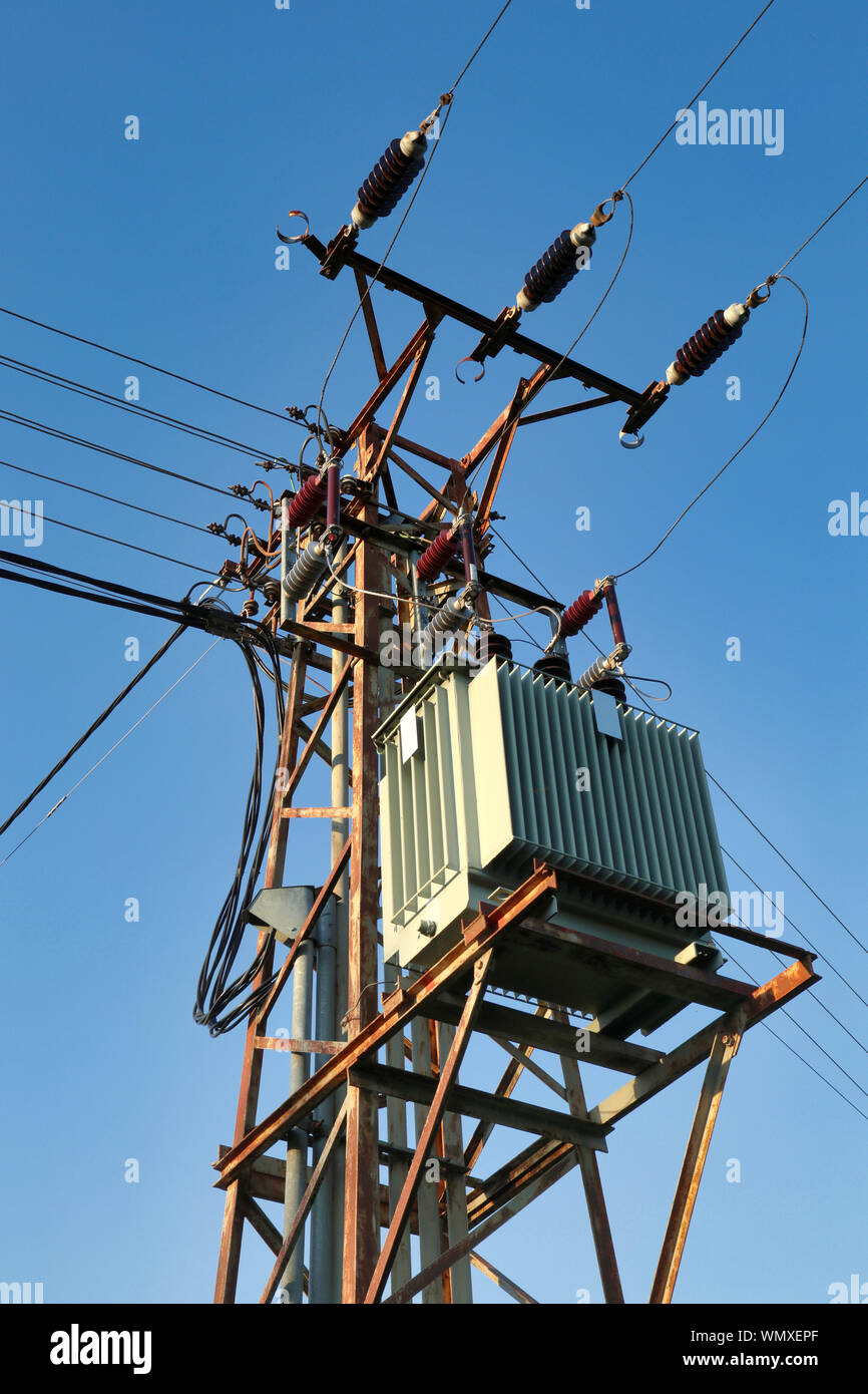Stahl Mast mit hoher Spannung power-line mit Verteilung HV-Trafo Stockfoto