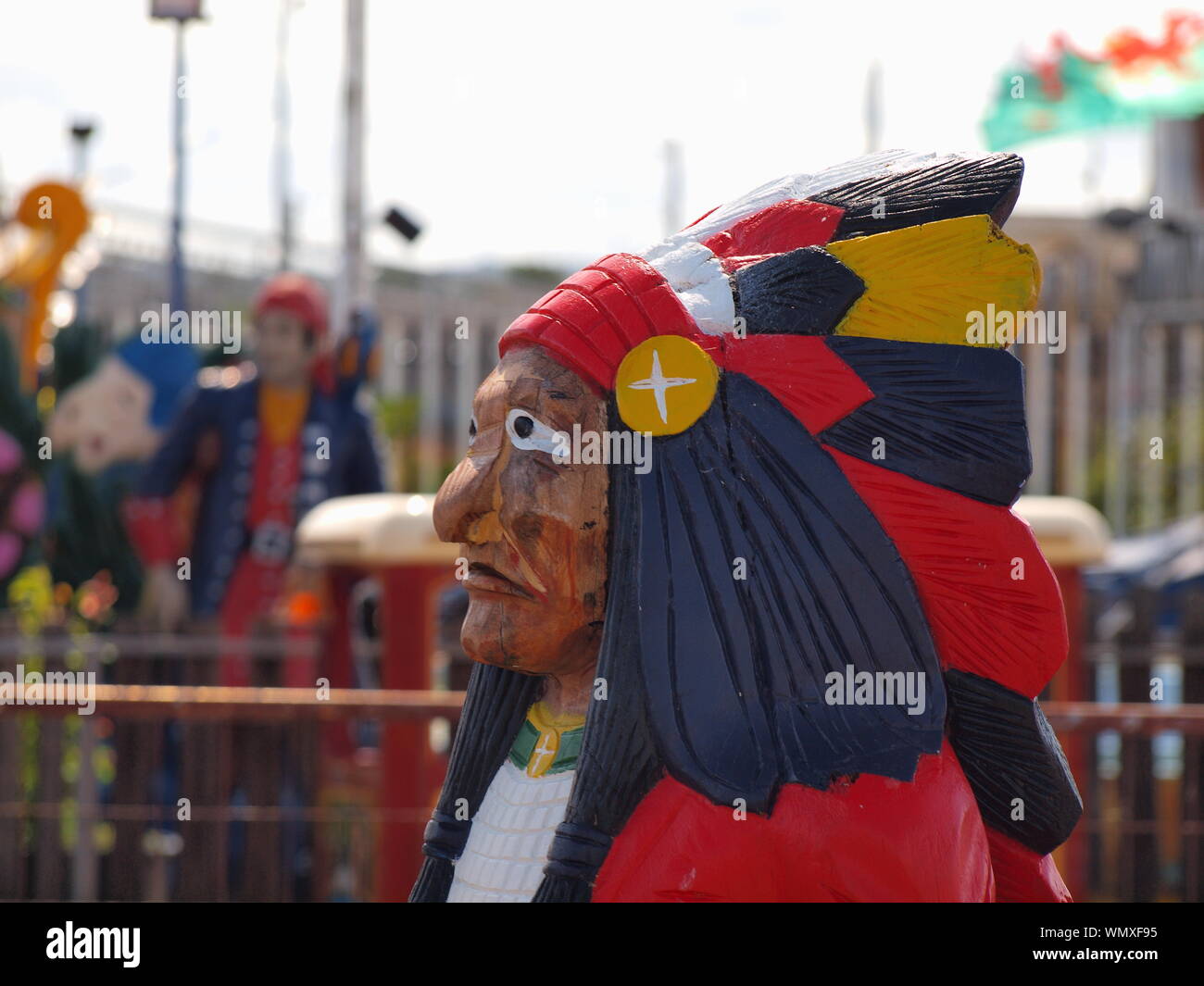Ein Foto von einer Statue eines Indianer auf einem Jahrmarkt in der Nebensaison. Stockfoto