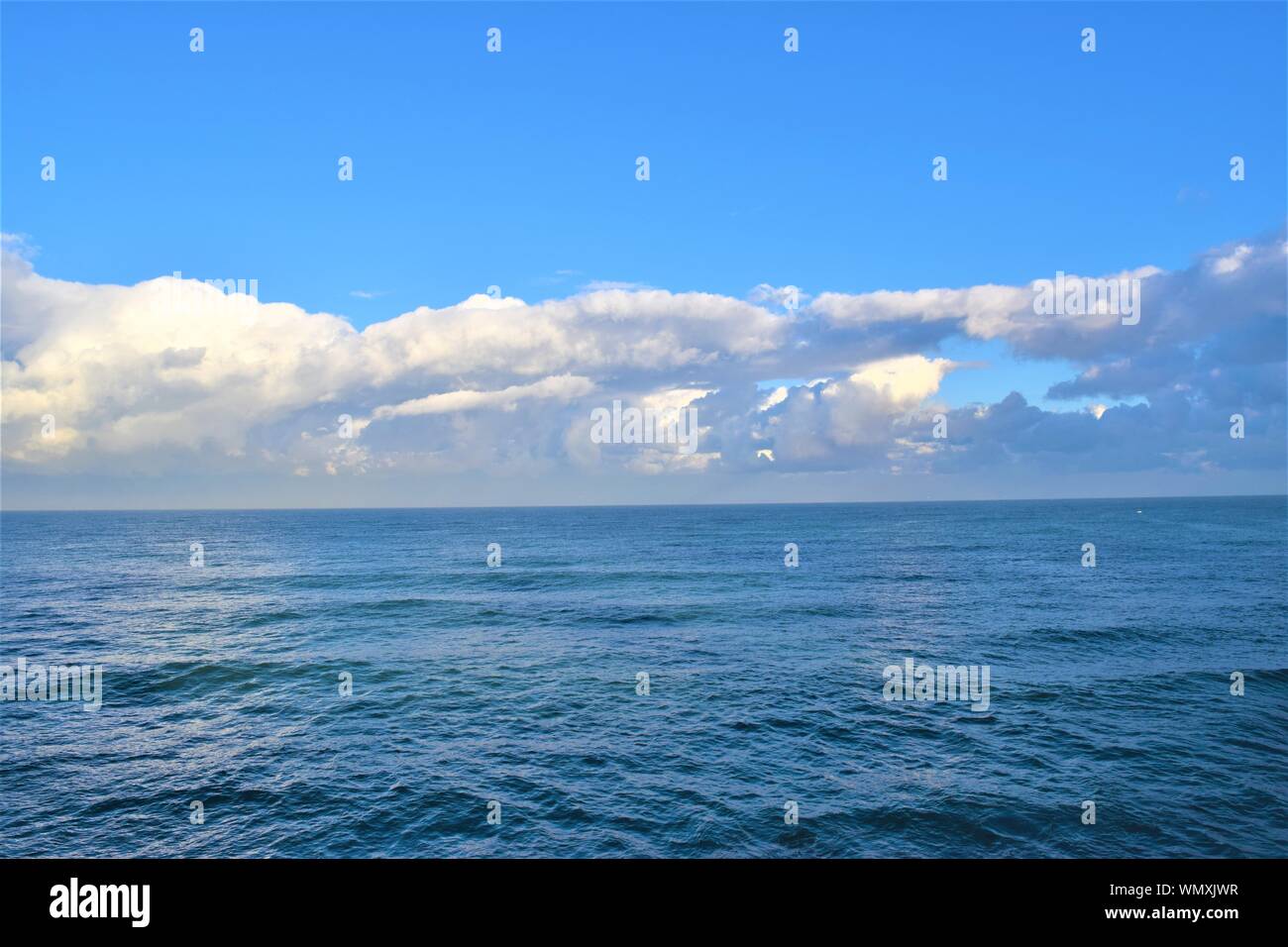 Weiten Blick aufs Meer und Himmel mit weißen Wolken Stockfoto