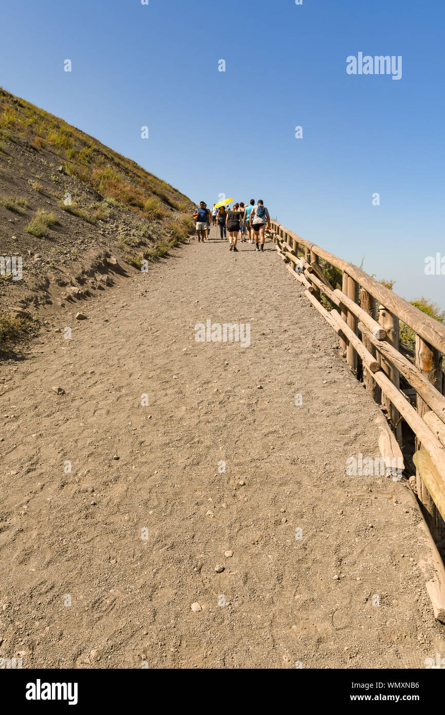Neapel, Italien - AUGUST 2019: den steilen Weg hinauf zum Krater des Vesuvs am Stadtrand von Neapel. Stockfoto