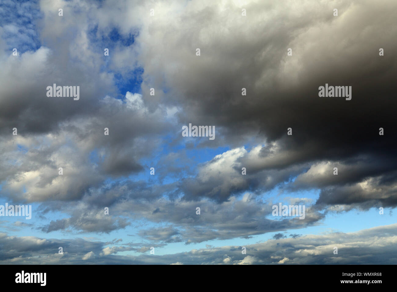 Grau, weiß, dunkel, Wolke, Wolken, blauer Himmel, Wolkenbildung, Formationen, Wetter, Himmel Stockfoto