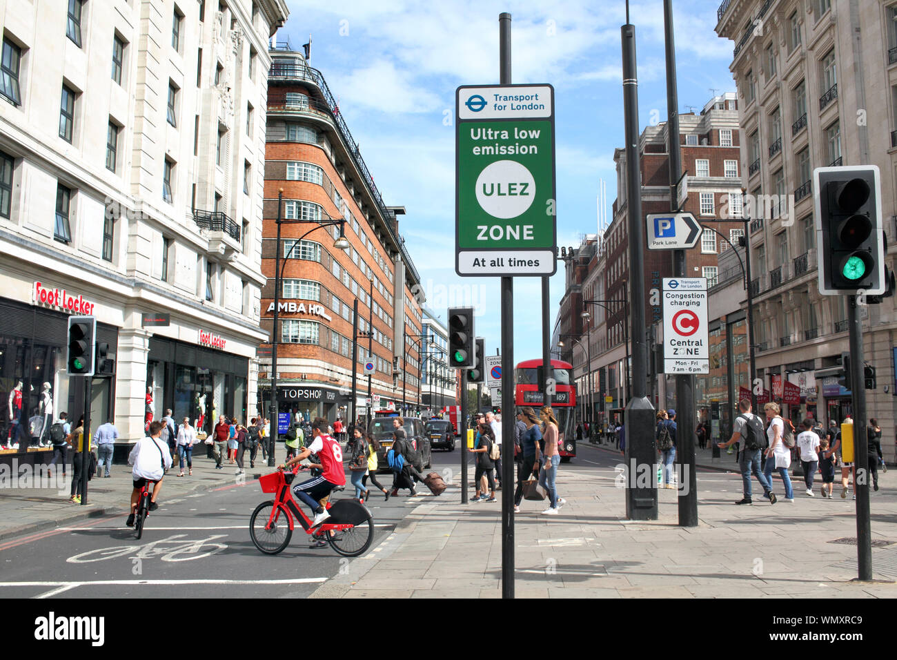 Ein Ultra Low Emission Zone (ULEZ) Grenze Schild am Marble Arch Ende der Oxford Street, London. Stockfoto