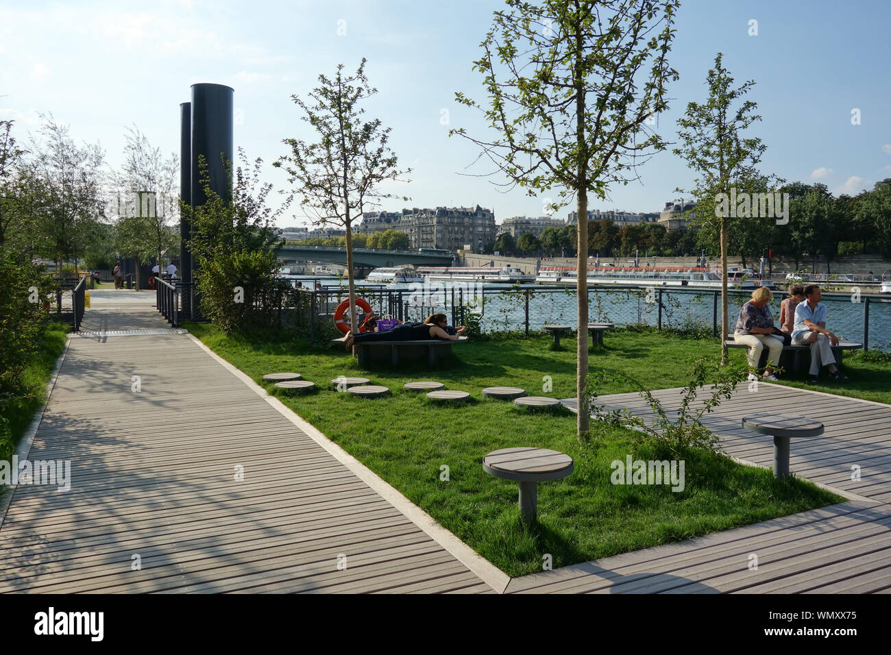 Paris, Berges de Seine, schwimmende Insel am Ufer der Seine - Paris, Berges de Seine, schwimmende Insel am Ufer der Seine. Stockfoto