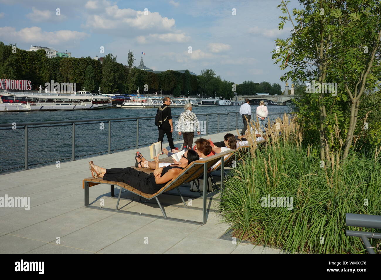 Paris, Berges de Seine, schwimmende Insel am Ufer der Seine - Paris, Berges de Seine, schwimmende Insel am Ufer der Seine. Stockfoto