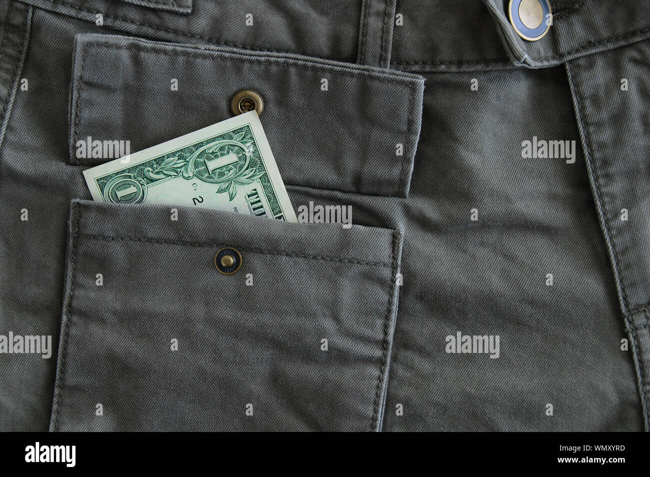Dollar Bill in einer Tasche der graue Hosen close-up. Stockfoto