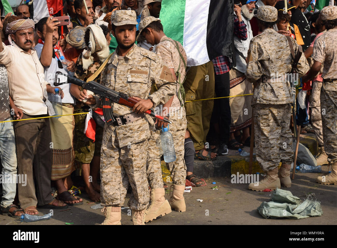 (190905) -- Aden (Jemen), Sept. 5, 2019 (Xinhua) - Soldaten der Südlichen Übergangsrat (STC) stand Guard auf einer Kundgebung in Aden, Jemen, an Sept. 5, 2019. Tausende von Jemeniten am Donnerstag versammelten sich in Aden ihre Unterstützung für die Anti - Terror - Rolle der Vereinigten Arabischen Emirate (VAE) in der vom Krieg zerrissenen Land zu zeigen. (Foto von Murad Abdo/Xinhua) Stockfoto