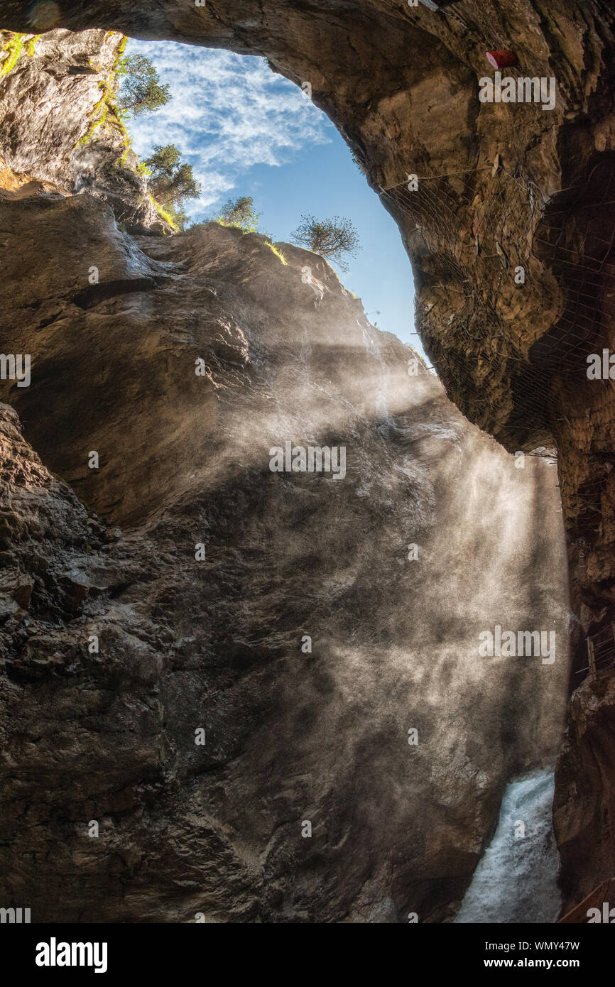 Gletscherschlucht/Gletscherschlucht Rosenlaui, Berner Oberland mit Sonnenstrahlen durch Spritzwasser Stockfoto