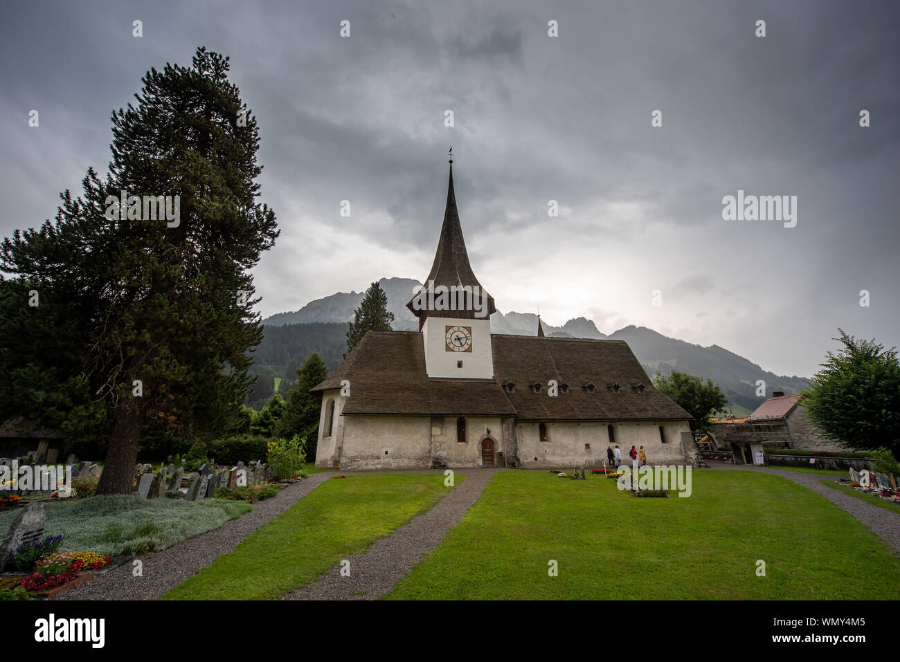 Eglise/Kirche St. Nikolaus mit Friedhof, Rougemont, Kanton Waadt Stockfoto