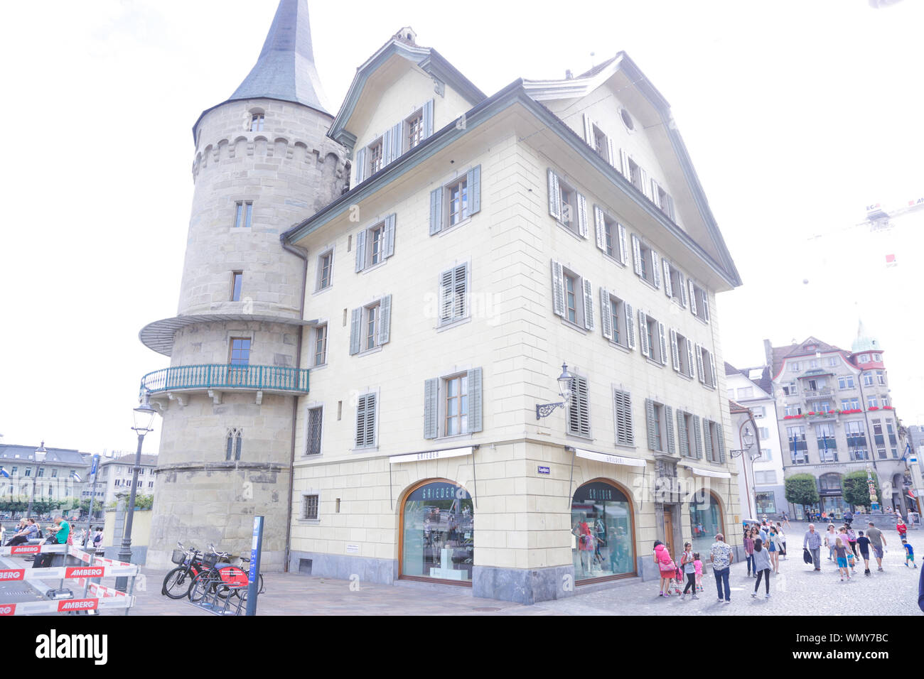 In einem bewölkten Tag liegt die Schweizer Stadt am See Stockfoto