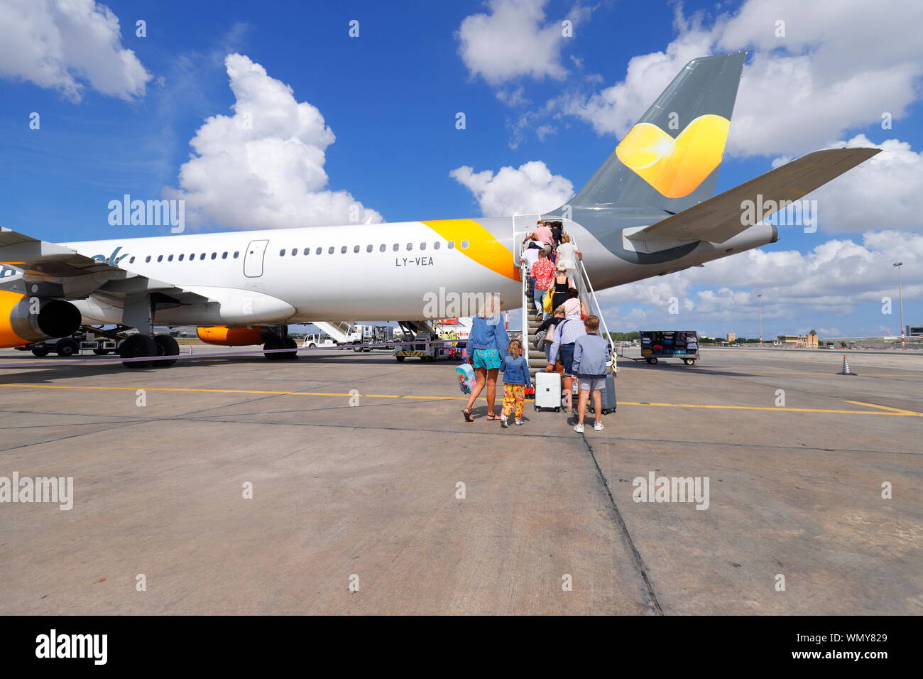 Die Passagiere an Bord eines Airbus A321 Thomas Cook Flugzeuge auf dem Internationalen Flughafen in Malta, die für das Vereinigte Königreich gebunden ist. Stockfoto