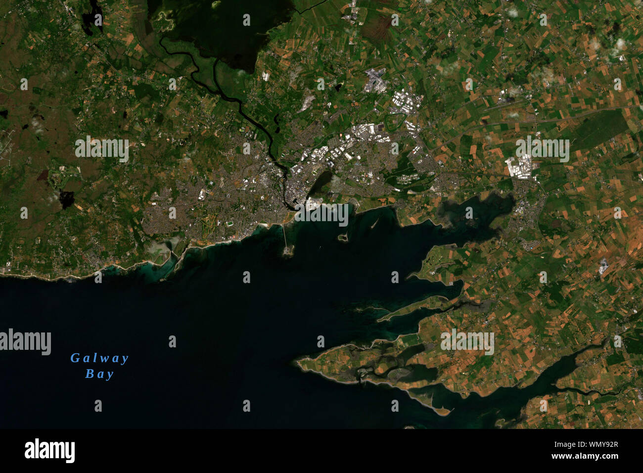 Galway in Irland, der Europäischen Kulturhauptstadt 2020, vom Weltraum aus gesehen - Enthält Copernicus Sentinel Data (2018 geändert) Stockfoto