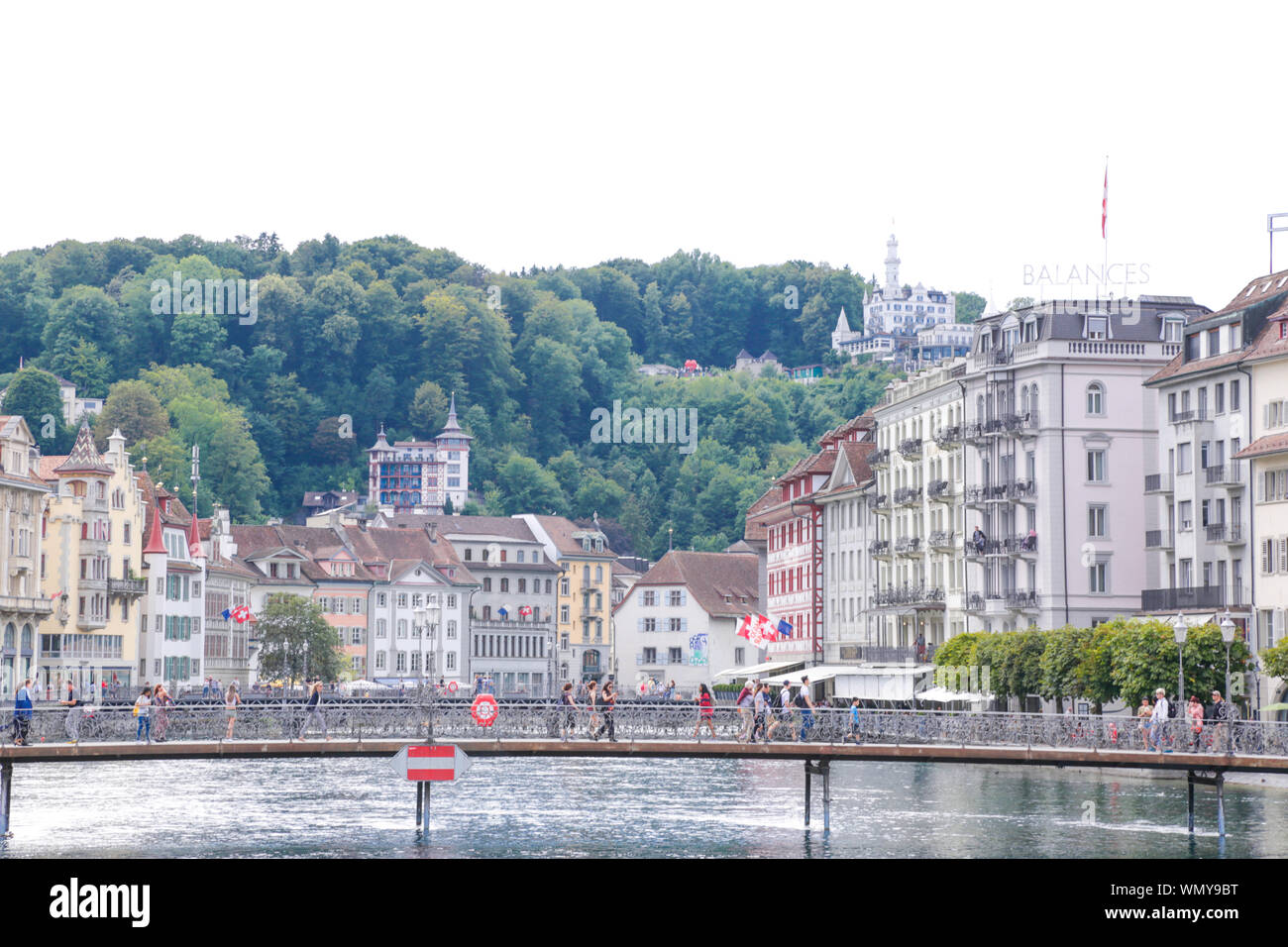 In einem bewölkten Tag liegt die Schweizer Stadt am See Stockfoto