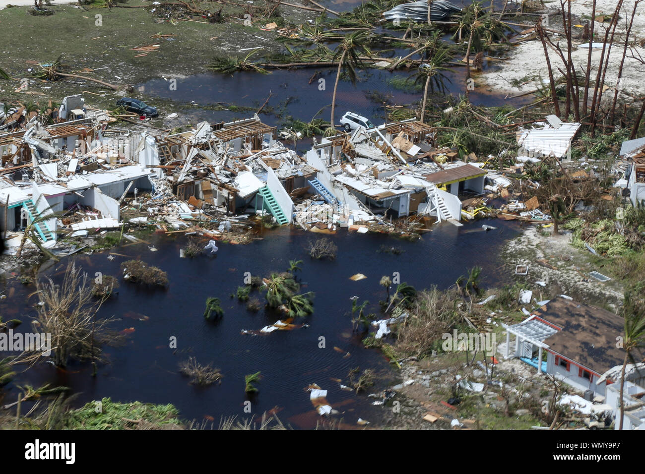 Luftbild von der U.S. Coast Guard Hubschrauber die Unterstützung von Such- und Rettungsmaßnahmen und humanitäre Hilfe in Bahamas nach dem Hurrikan Dorian. (9-4-19) Stockfoto