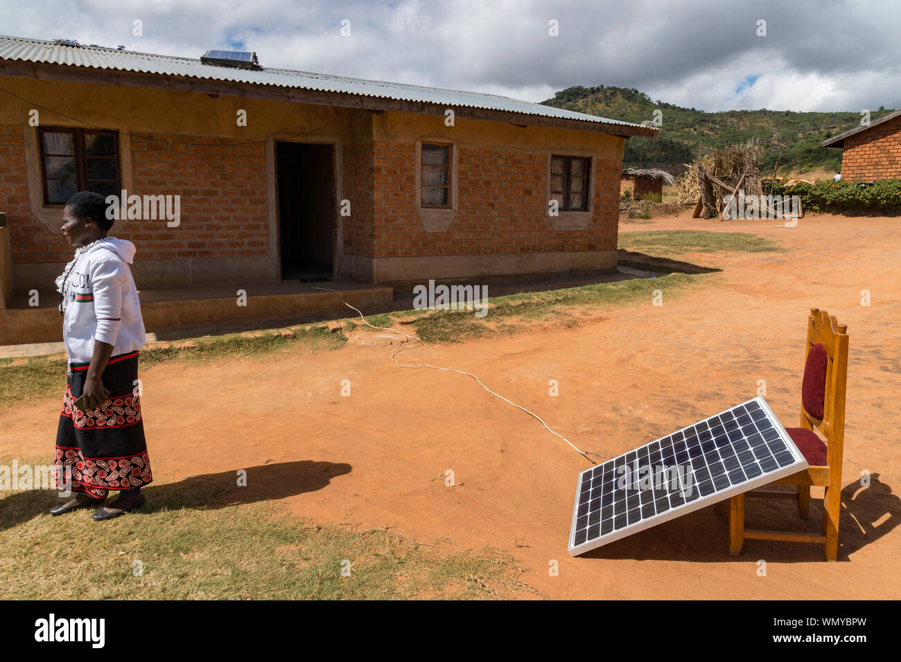 Ein kleines Solarpanel erzeugt Strom für ein Haus in einem abgelegenen Teil der Mzimba district, Malawi. Stockfoto