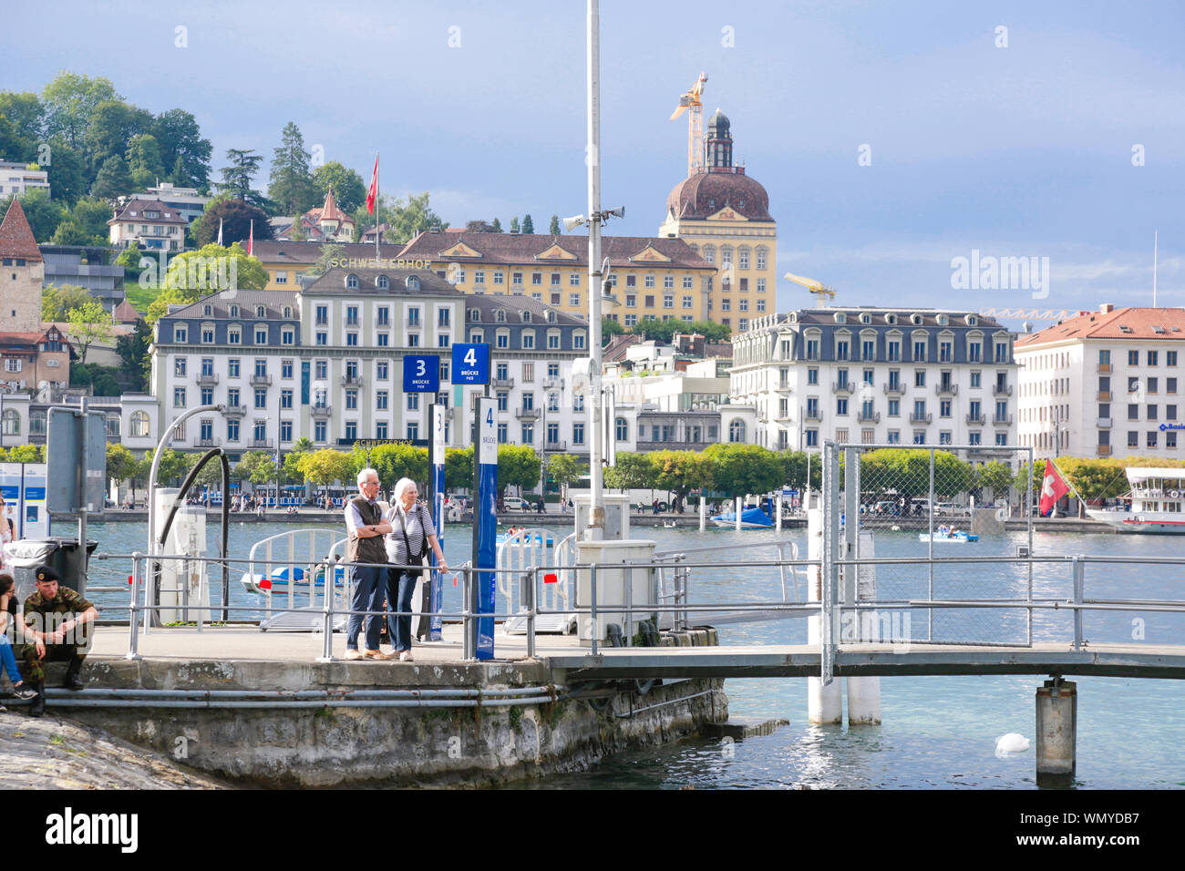 In einem bewölkten Tag liegt die Schweizer Stadt am See Stockfoto