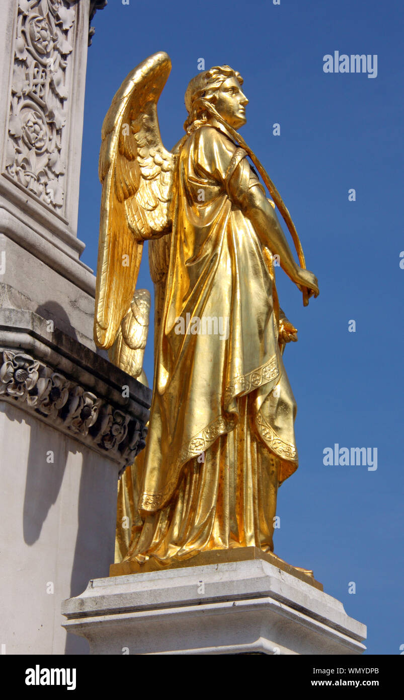 Goldene Statue des Engels in der Nähe der Kathedrale der Jungfrau Maria, Zagreb, Kroatien Stockfoto