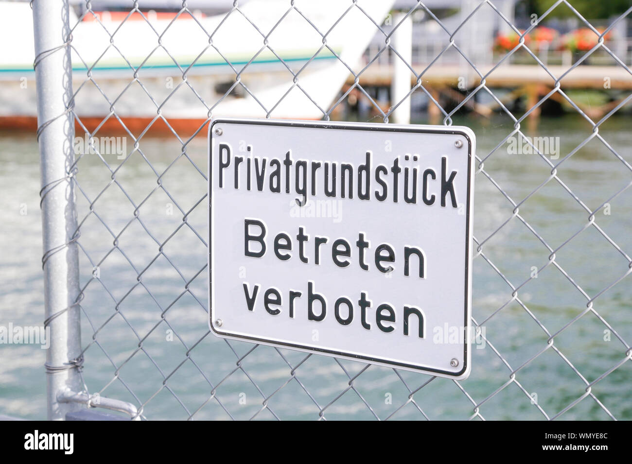 In einem bewölkten Tag liegt die Schweizer Stadt am See Stockfoto