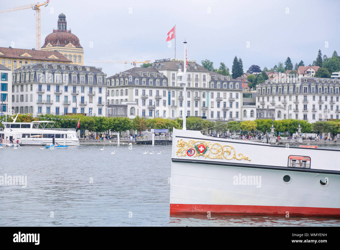 In einem bewölkten Tag liegt die Schweizer Stadt am See Stockfoto