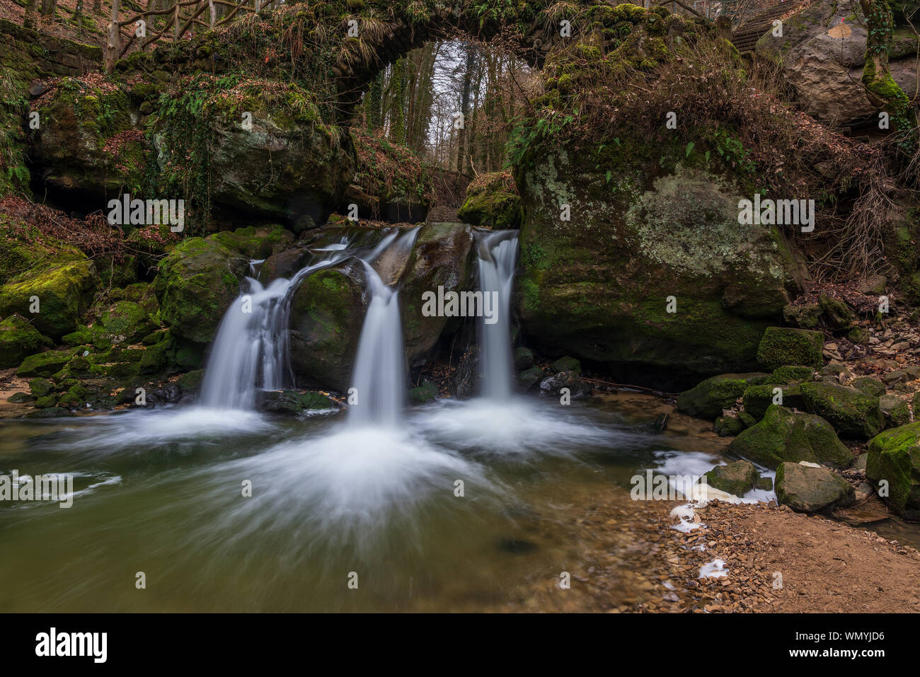 Die Schiessentümpel ist eine Kleine und malerischen Wasserfall auf der Schwarzen Ernz Flusses. Region Müllerthal - Kleine Luxemburger Schweiz. Stockfoto