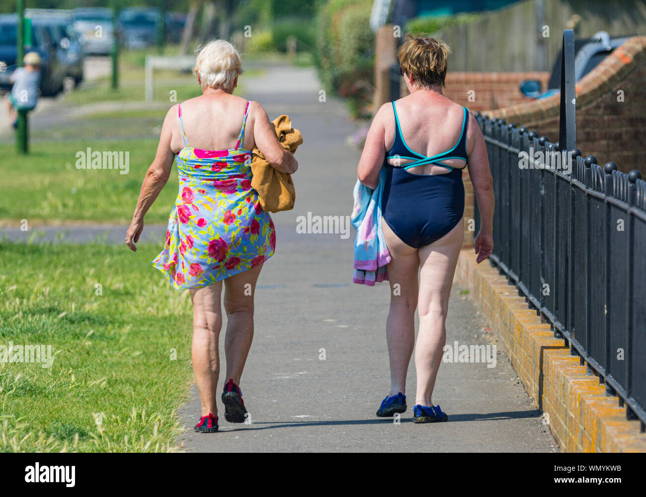 Ein paar Frauen zu Hause nach einem Tag am Strand im Sommer in Großbritannien. Stockfoto