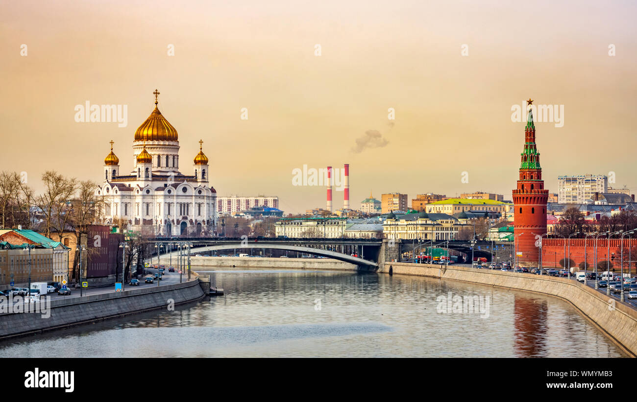 Panoramablick auf das Stadtbild mit schönen Kathedrale von Christus dem Erlöser und Kreml Vodovzvodnaya Turm Blick von Moskwa golden sunrise Moskau Russland Stockfoto