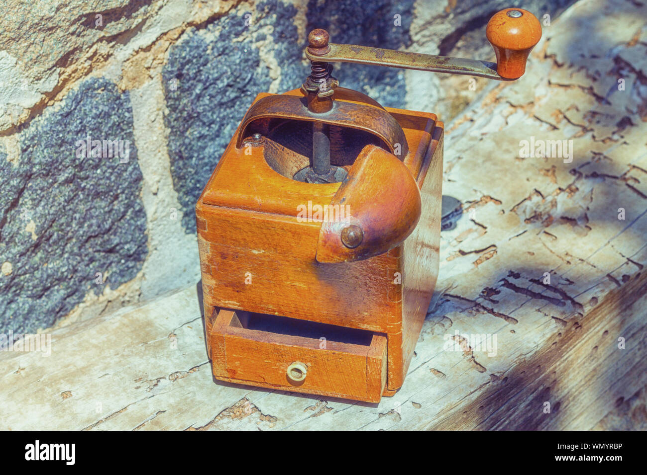 Rustikal vintage Kaffeemühle Einzelne manuelle quadratisch Kaffeemühle mit kleinen offenen Schublade und Metallgriff Stockfoto