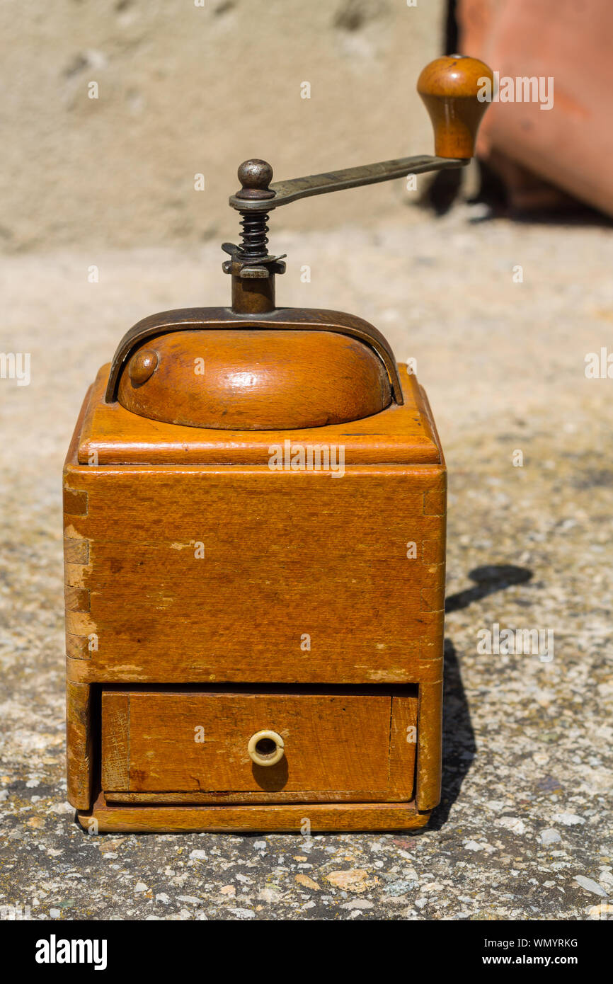 Rustikal vintage Kaffeemühle Einzelne manuelle quadratisch Kaffeemühle mit kleinen offenen Schublade und Metallgriff Stockfoto