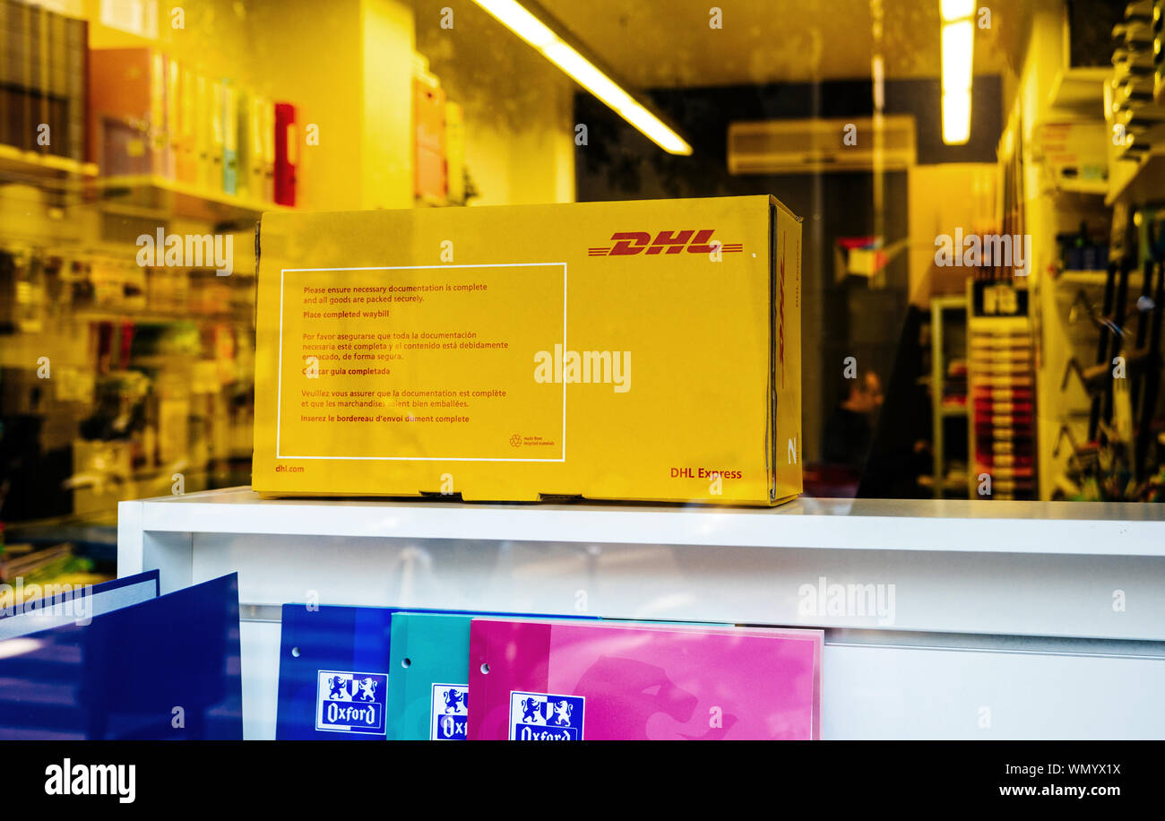 Barcelona, Spanien - November 13, 2017: DHL Express Paket im Fenster  Einkaufs von Barcelona Tabak Shop Stockfotografie - Alamy