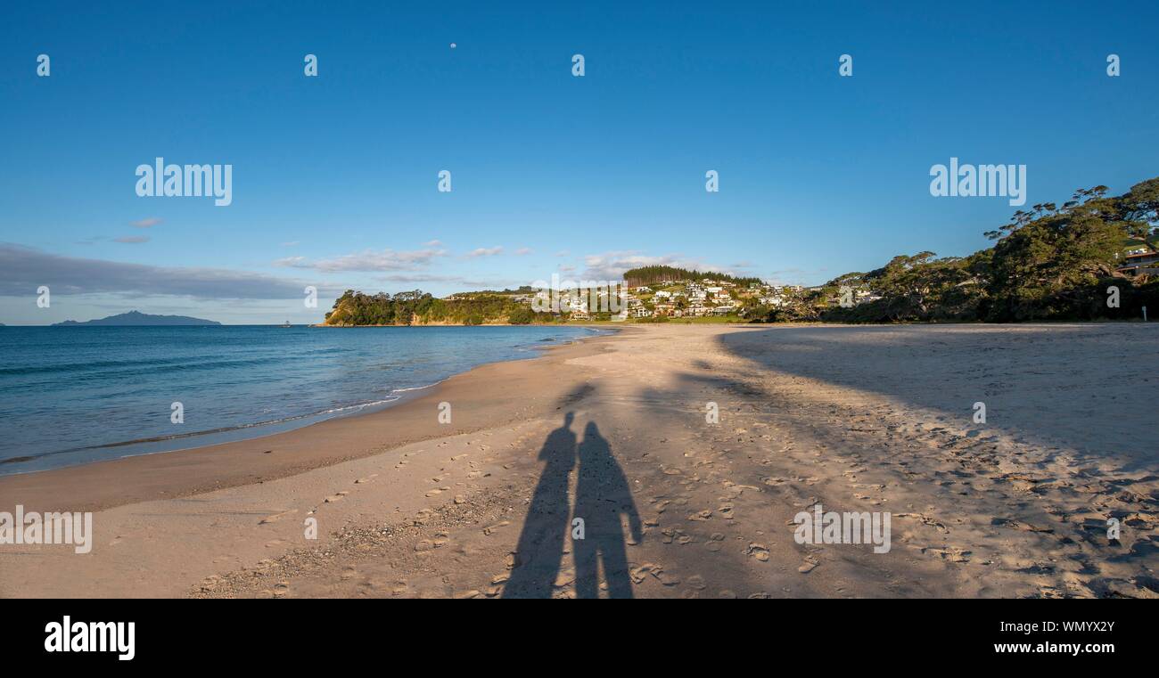 Schatten von zwei Personen, ein paar am Strand, Langs Beach, Northland, North Island, Neuseeland Stockfoto