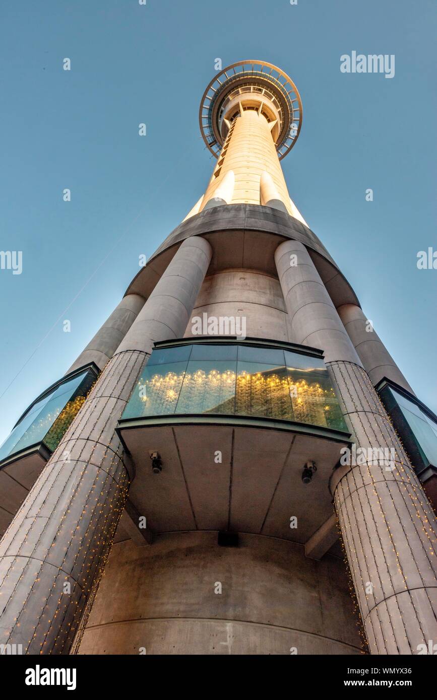 Sky Tower, Wurm es – Eye View, Central Business District, Region Auckland, Nordinsel, Neuseeland Stockfoto