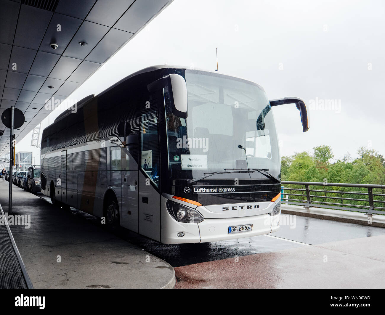 Frankfurt, Deutschland - Mai 4, 2019: Seitenansicht des Setra Lufthansa Express Coach Bus in Frankfurt Airport Parking Stockfoto
