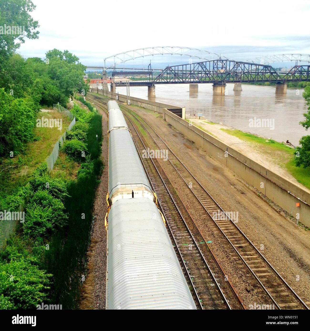 Blick auf die Brücke über den Missouri River von Eisenbahnschienen Stockfoto