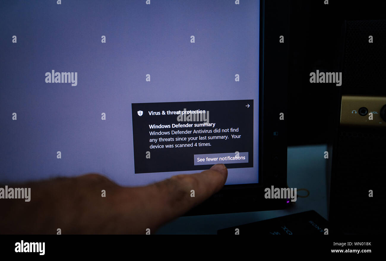 Paris, Frankreich, 18. Mai 2019: Mann Hand zeigen auf Viren und Schutz vor Bedrohungen bei Defender antivirus Betrieb an modernen Windows 10 Computer Stockfoto