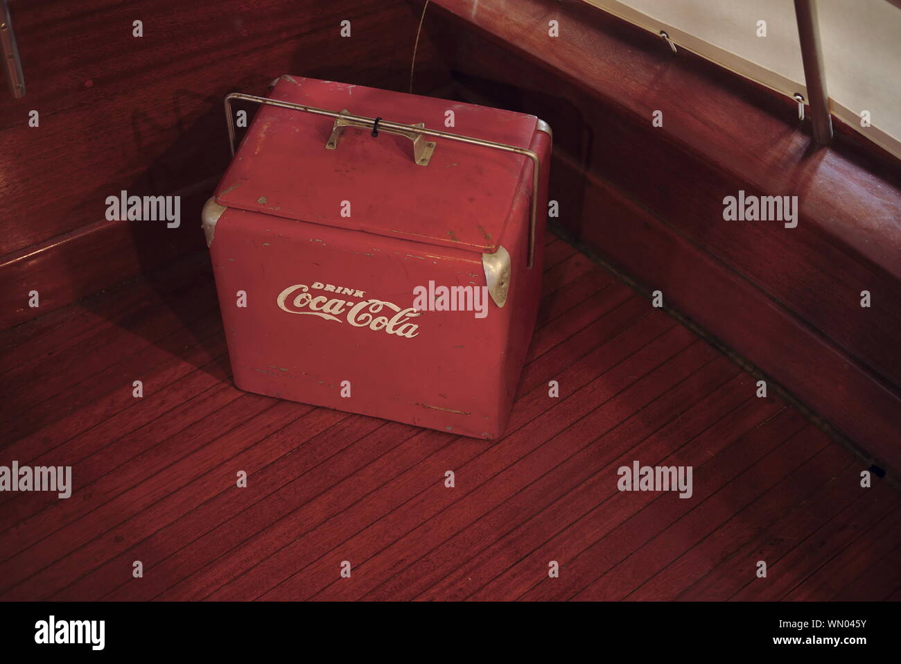 Antike Coca-Cola Kühler an der Chesapeake Bay Maritime Museum, St. Michaels, Maryland, Vereinigte Staaten von Amerika. Stockfoto