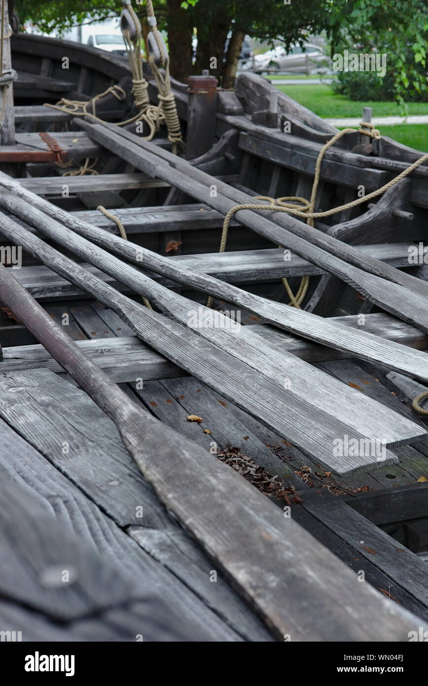 John Smith shallop Replik, Innenraum. Chesapeake Bay Maritime Museum, St. Michaels, Maryland, Vereinigte Staaten von Amerika. Stockfoto