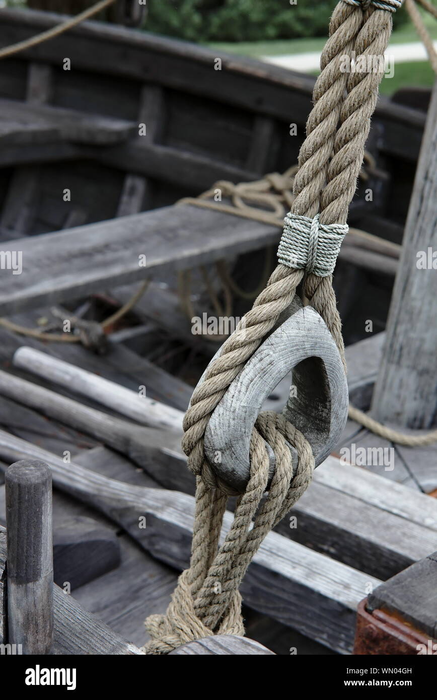 John Smith shallop Replik, Innenraum. Chesapeake Bay Maritime Museum, St. Michaels, Maryland, Vereinigte Staaten von Amerika. Stockfoto