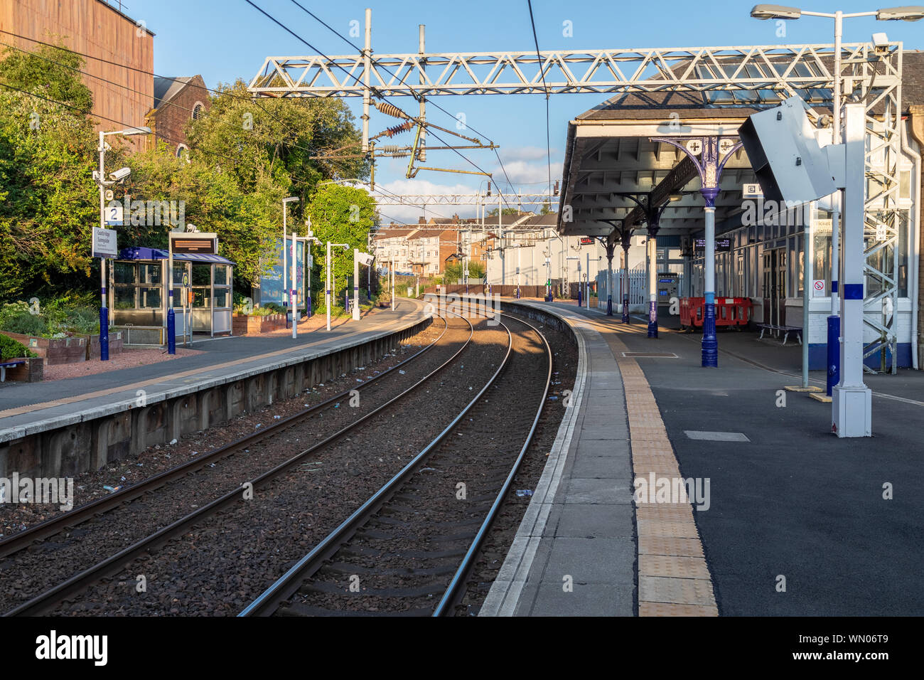 Die Bahnsteige und Gleise in Coatbridge Sunnyside Bahnhof Stockfoto